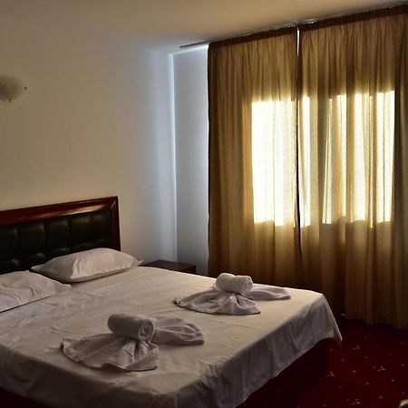 Hotel Ostrov Calimanesti Ngoại thất bức ảnh
