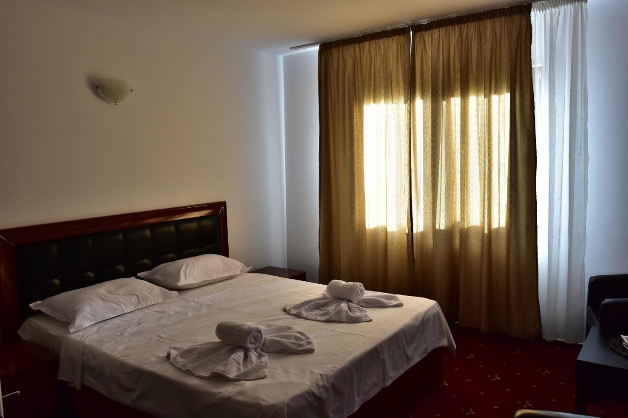 Hotel Ostrov Calimanesti Ngoại thất bức ảnh