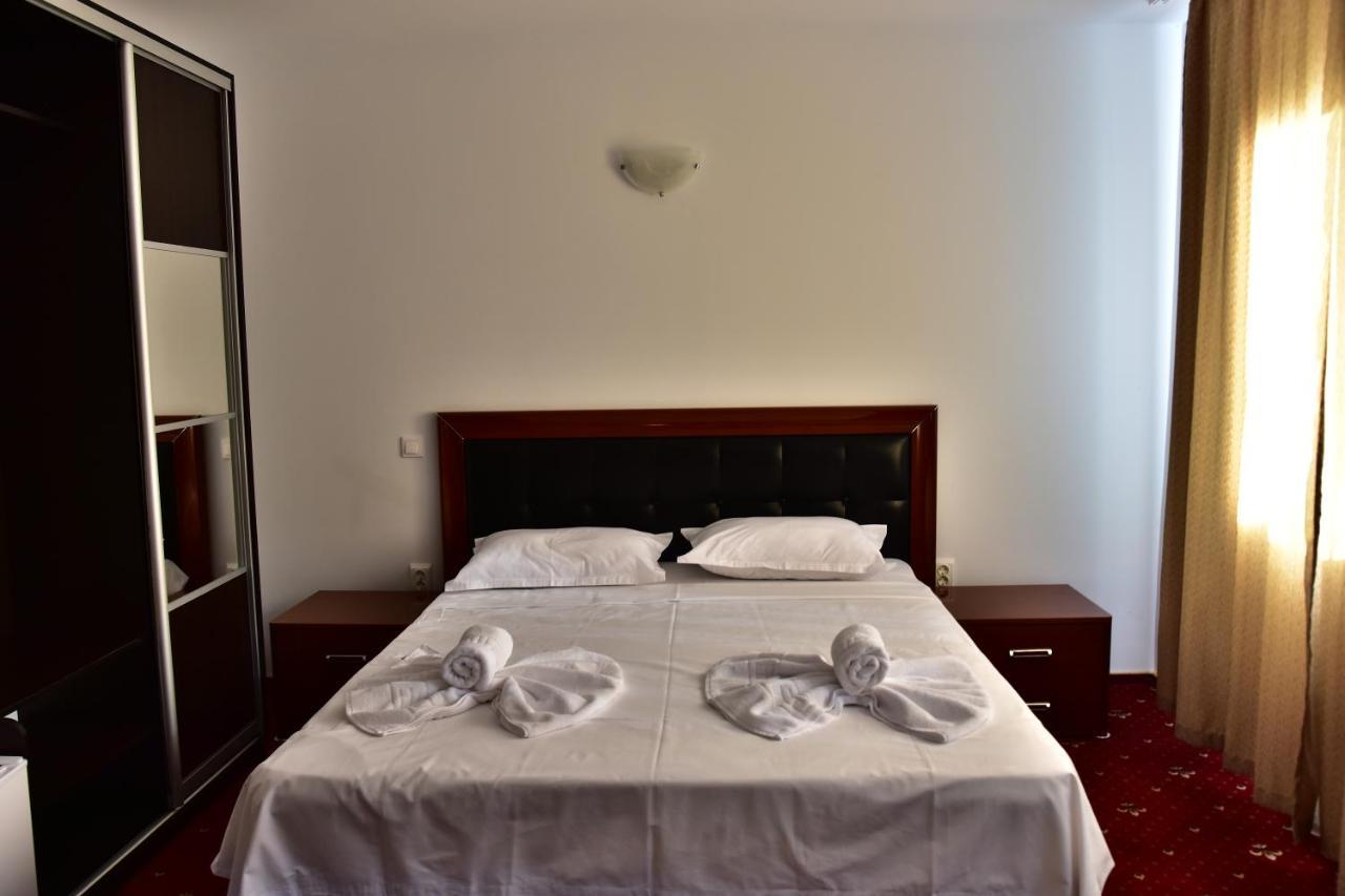 Hotel Ostrov Calimanesti Ngoại thất bức ảnh