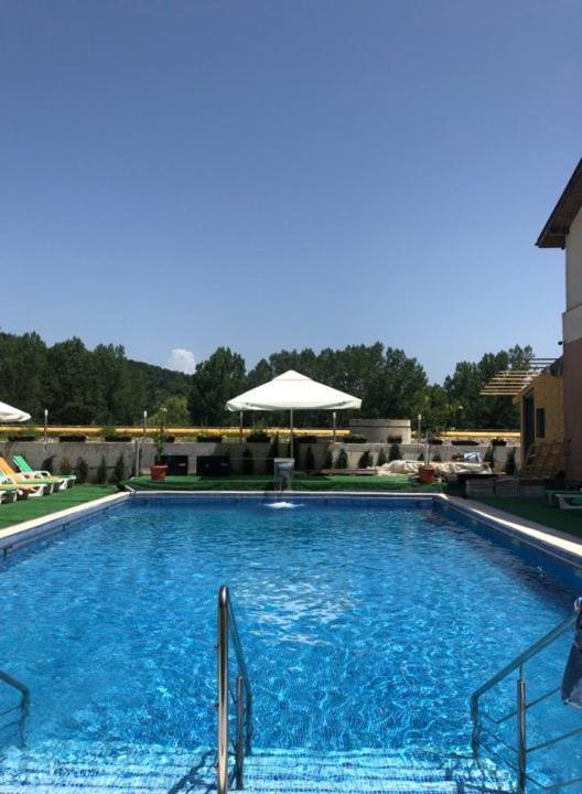 Hotel Ostrov Calimanesti Ngoại thất bức ảnh