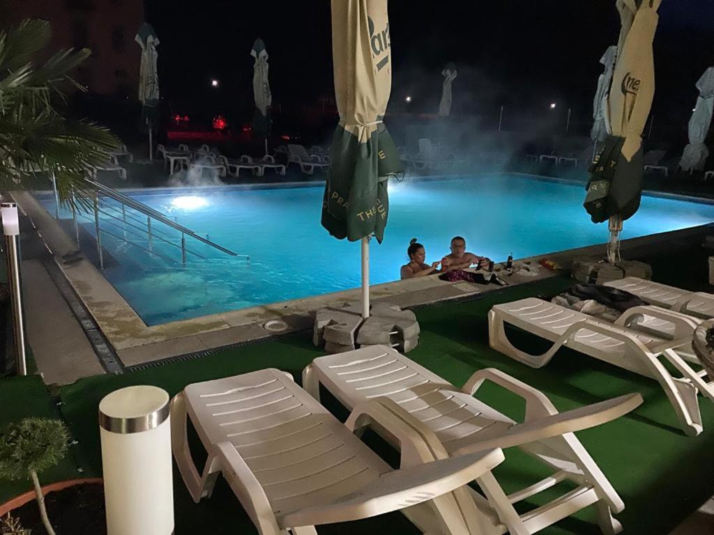 Hotel Ostrov Calimanesti Ngoại thất bức ảnh