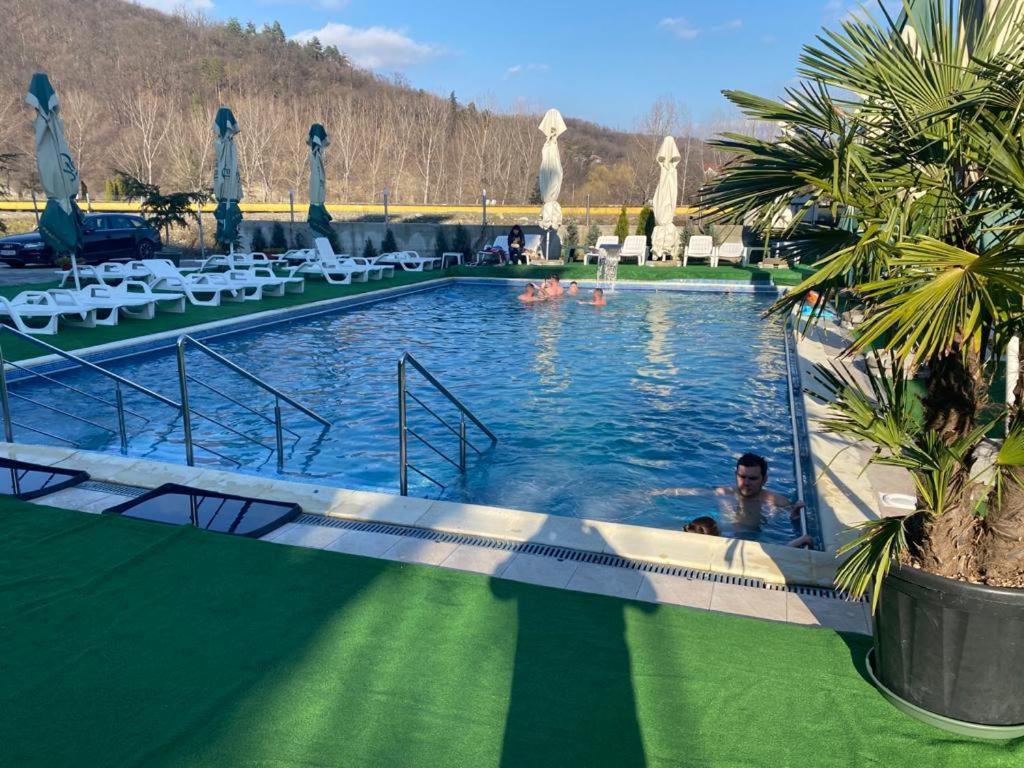 Hotel Ostrov Calimanesti Ngoại thất bức ảnh